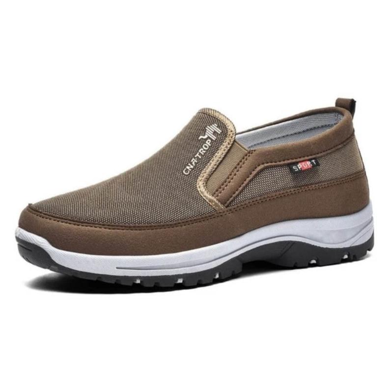 "Herre slip-on sko i åndbart tekstil, beige farve, med skridsikker gummisål for alsidig komfort og stil."
