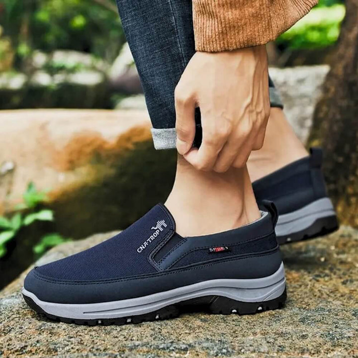 "Herre slip-on sko i åndbart tekstil, beige farve, med skridsikker gummisål for alsidig komfort og stil."