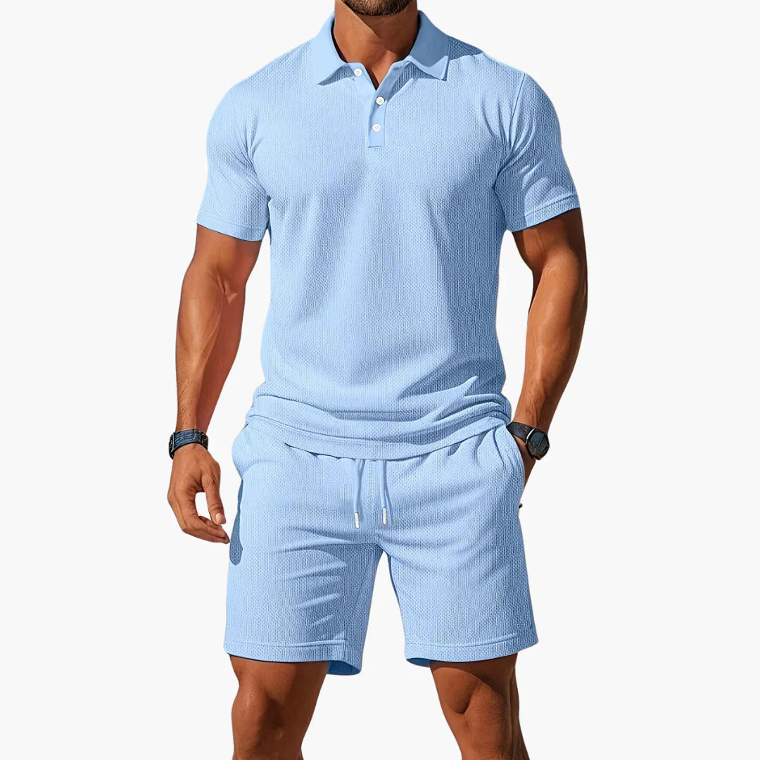 Herre sommer polo sæt i let, åndbart stof. Komfortabelt og stilfuldt fritidstøj til mænd, med shorts og polo.