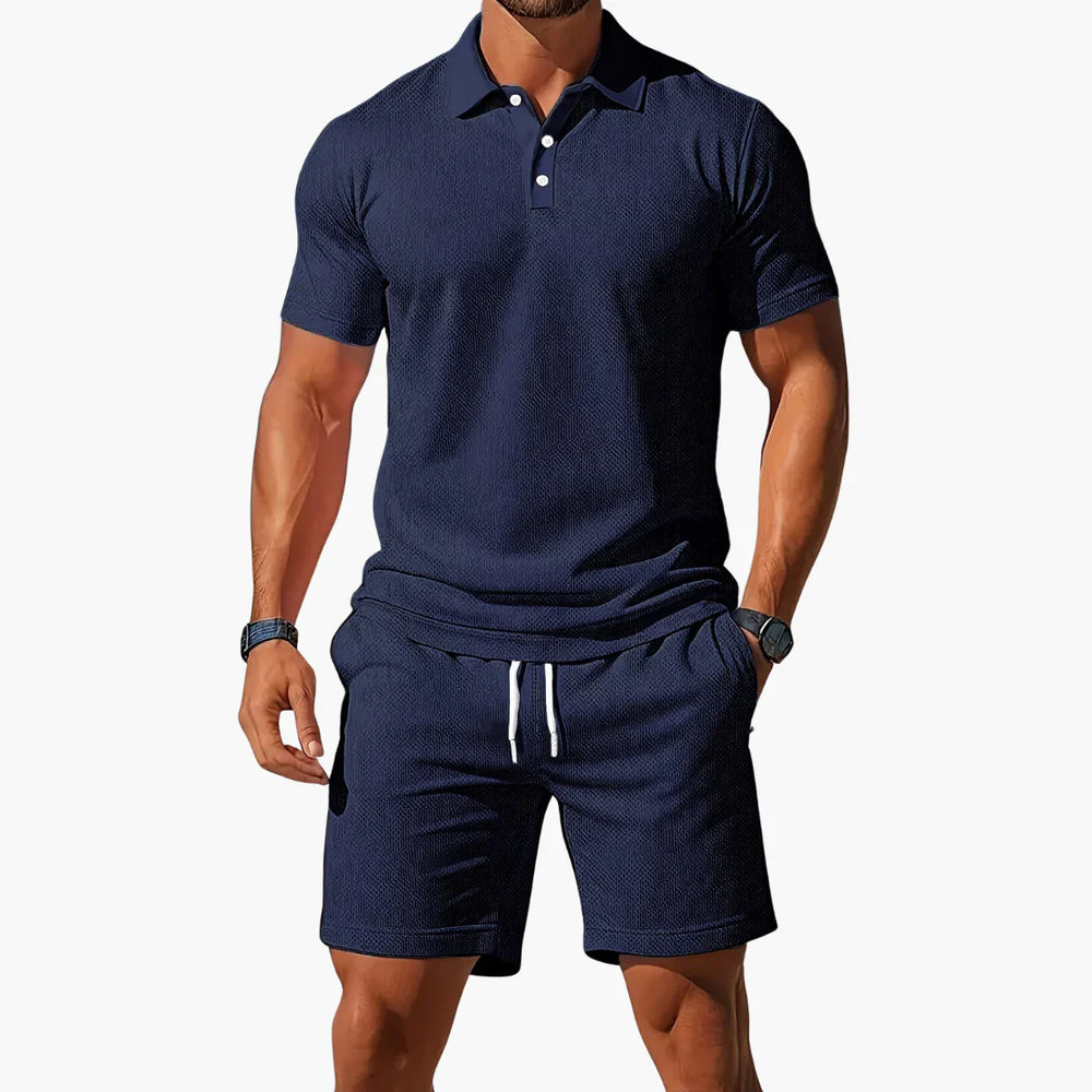 Stilfuldt herre sommer sæt med klassisk polo og matchende shorts. Perfekt til afslappede dage i solen.