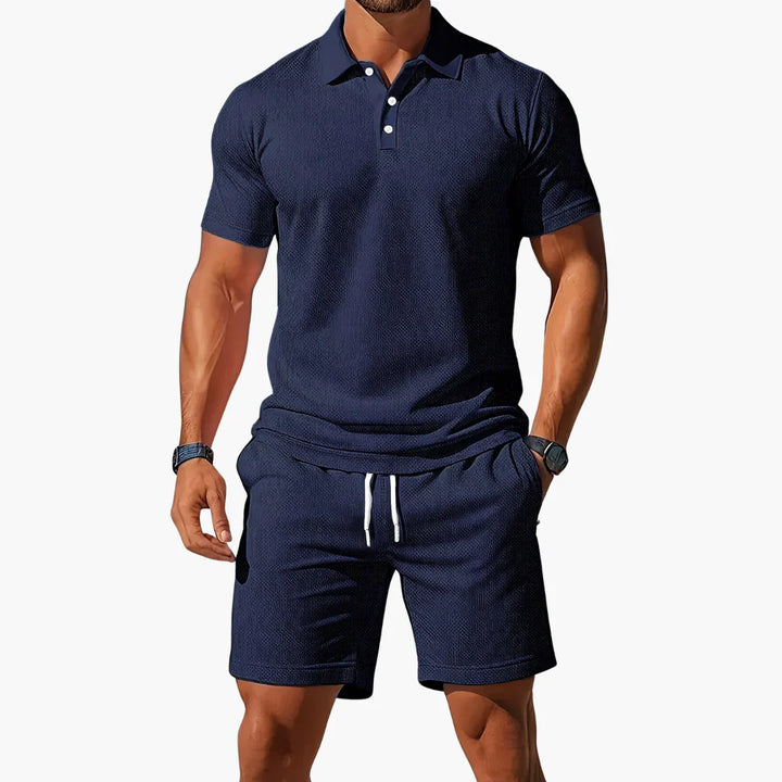 Stilfuldt herre sommer sæt med klassisk polo og matchende shorts. Perfekt til afslappede dage i solen.