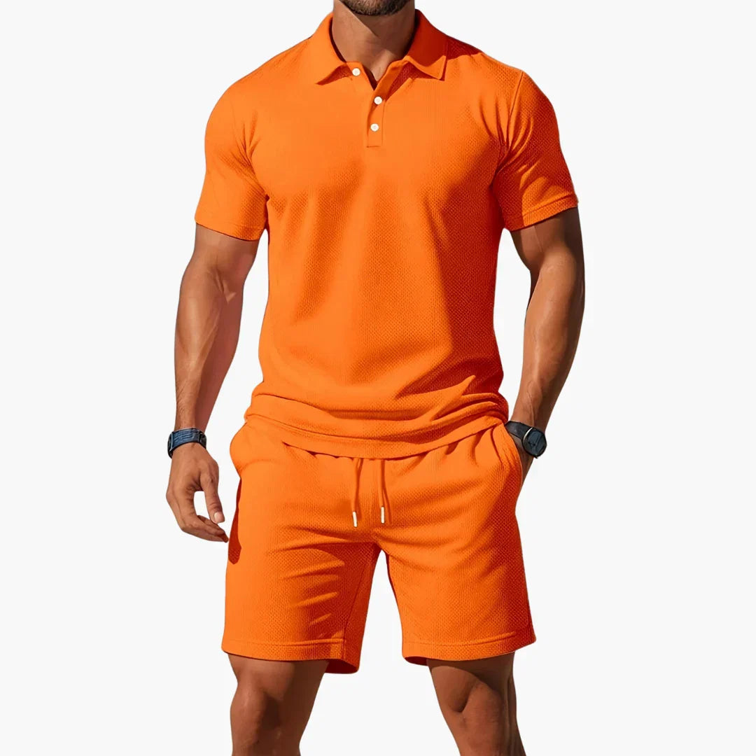 Komfortabelt og åndbart herre polo shorts sæt. Ideelt til varme sommerdage for let og afslappet stil.
