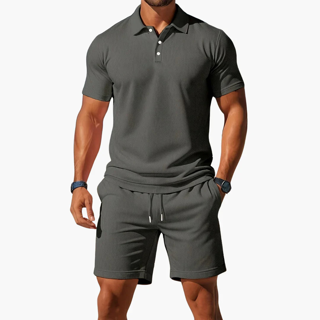 Mand iført et moderne herre sommer polo sæt med shorts. Afslappet og komfortabelt til hverdagsbrug og ferie.