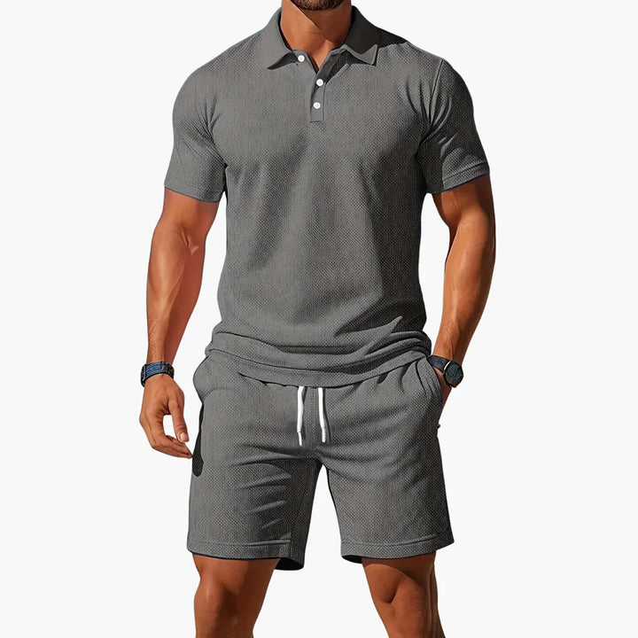 Alsidigt herre polo og shorts sæt, perfekt til strand, by eller afslapning. Let og stilfuldt sommertøj.