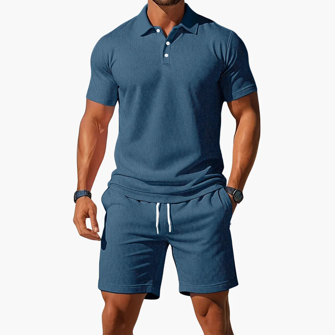 Klassisk design herre polo sæt med ensfarvet polo og shorts. Et tidløst valg for sommerens garderobe.