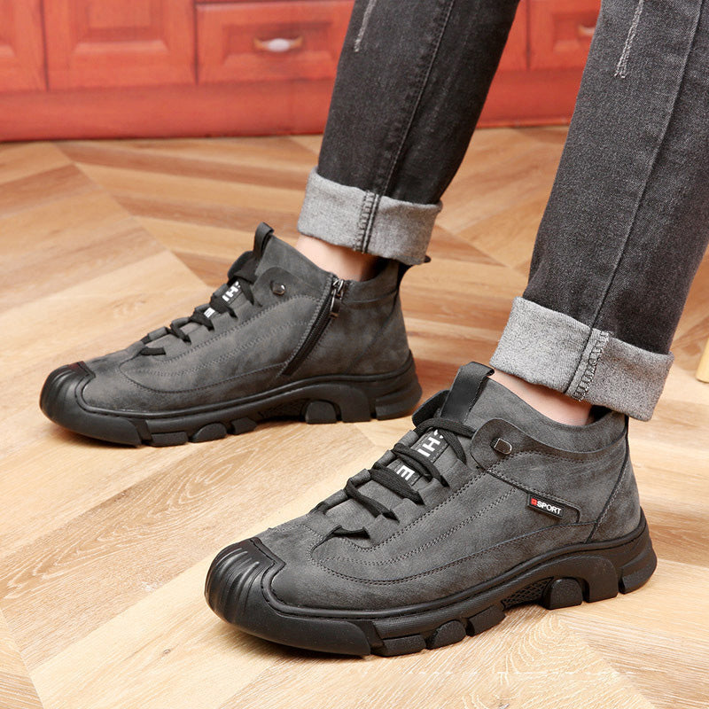 Herre vinter sneakers i sort, ideelle til byvandring og fritidsaktiviteter i kulden.