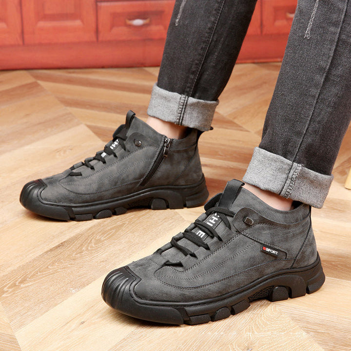 Herre vinter sneakers i sort, ideelle til byvandring og fritidsaktiviteter i kulden.