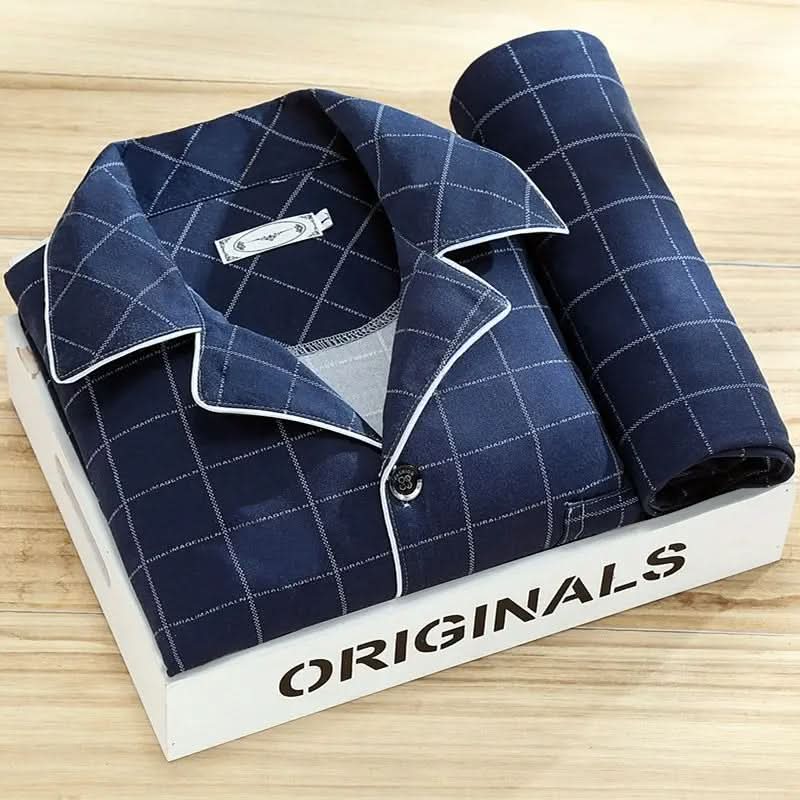 Komfortabelt herre nattøjssæt med klassisk design og knapper. Blødt materiale for maksimal afslapning.
