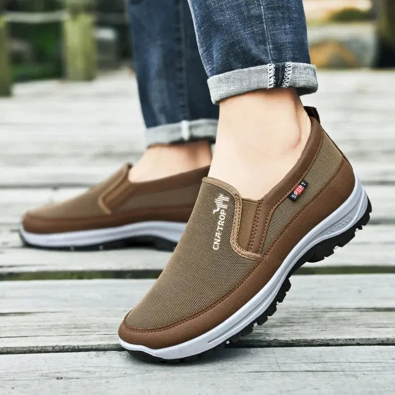 Herrers EnduraComfort slip-on sko med svangstøtte, optimal komfort & åndbart design til hverdagsbrug.