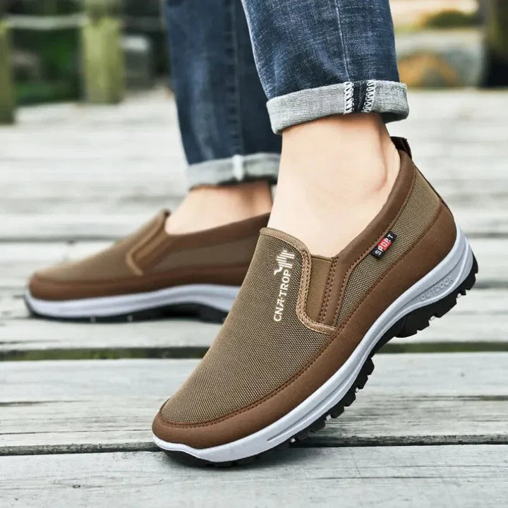 Herrers EnduraComfort slip-on sko med svangstøtte, optimal komfort & åndbart design til hverdagsbrug.