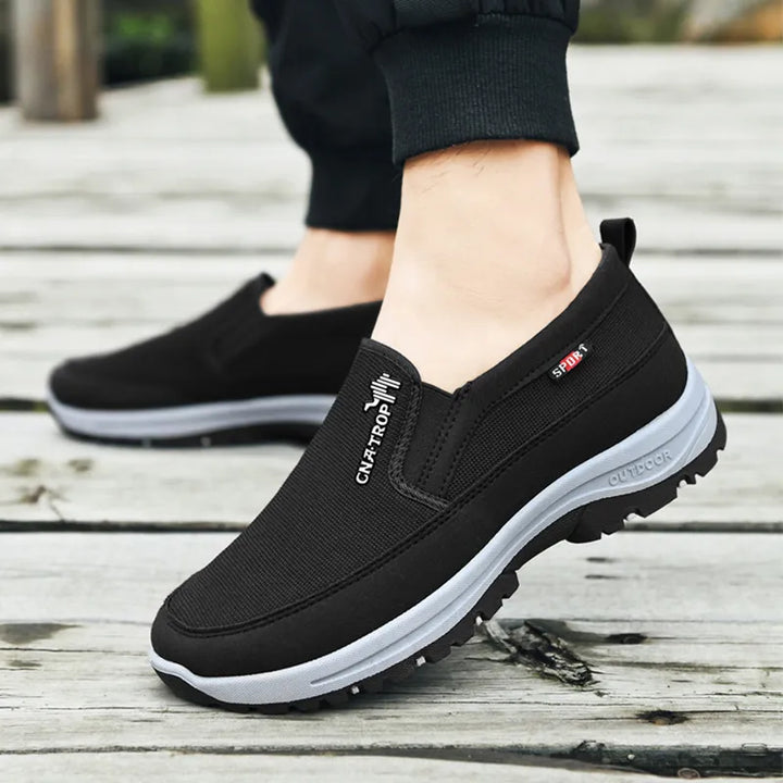 Letvægts slip-on herresko med optimal svangstøtte; designet for komfort & reduceret fodsmerte.