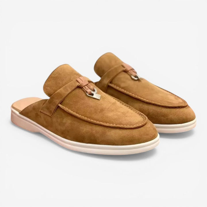 Herresko med kvast og åben hæl. Komfortabel, stilfuld slip-on til mænd, perfekt til afslappet brug.