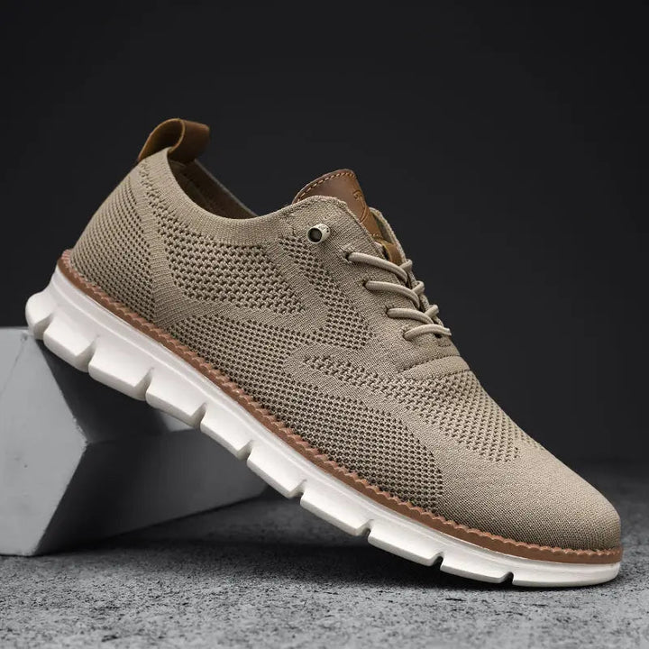Herresneakers i åndbart strik med letvægts gummisål, snørelukning og stilrent design, perfekte til hverdagsbrug.