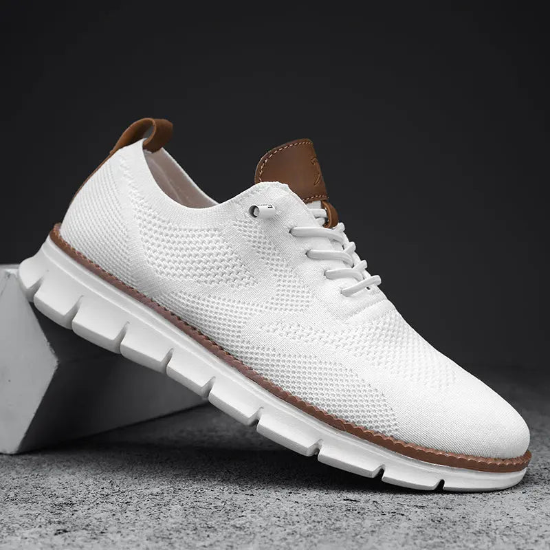 Herresneakers i åndbart strik med letvægts gummisål, snørelukning og stilrent design, perfekte til hverdagsbrug.