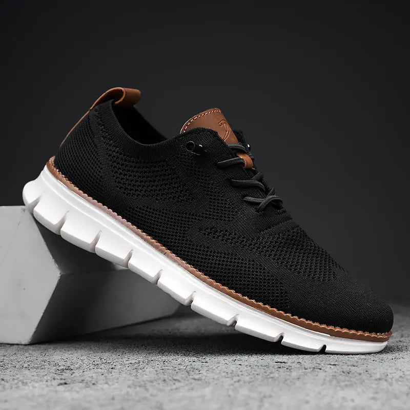 Herresneakers i åndbart strik med letvægts gummisål, snørelukning og stilrent design, perfekte til hverdagsbrug.