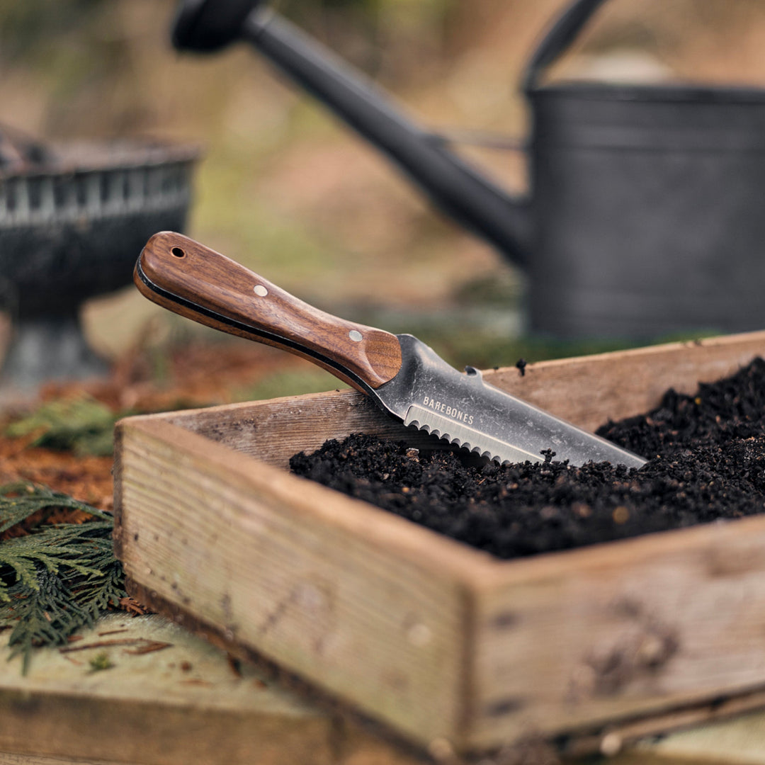 Hori Hori havekniv med ergonomisk håndtag af valnøddetræ. Komfortabelt & robust graveværktøj. Rustfrit stål.