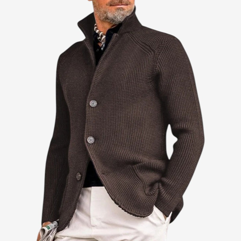 Stilfuld herre overtøj: moderne jakke med knaplukning og sidelommer, perfekt til casual look.