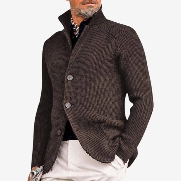 Stilfuld herre overtøj: moderne jakke med knaplukning og sidelommer, perfekt til casual look.
