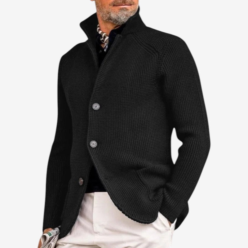 Trendy herrejakke, langærmet, med knapper. Praktisk overtøj med sidelommer til mænd.