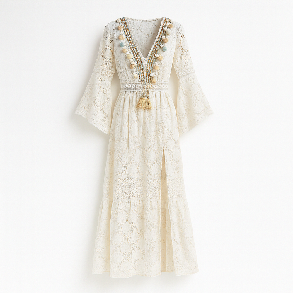 Elegant beige boheme maxikjole med broderi og V-udskæring. Perfekt lang feriekjole til kvinder.