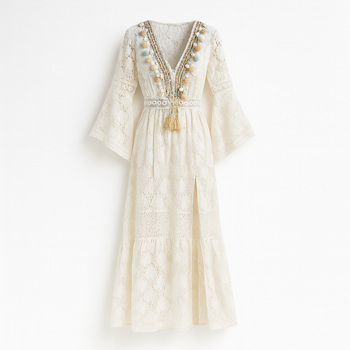 Elegant beige boheme maxikjole med broderi og V-udskæring. Perfekt lang feriekjole til kvinder.