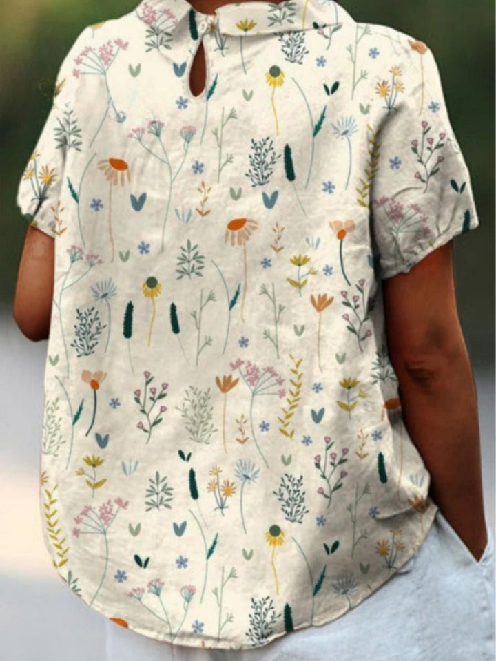 Elegant sommer skjorte for kvinder, hvid med løs pasform og detaljeret blomstermønster. Komfortabel og stilfuld.