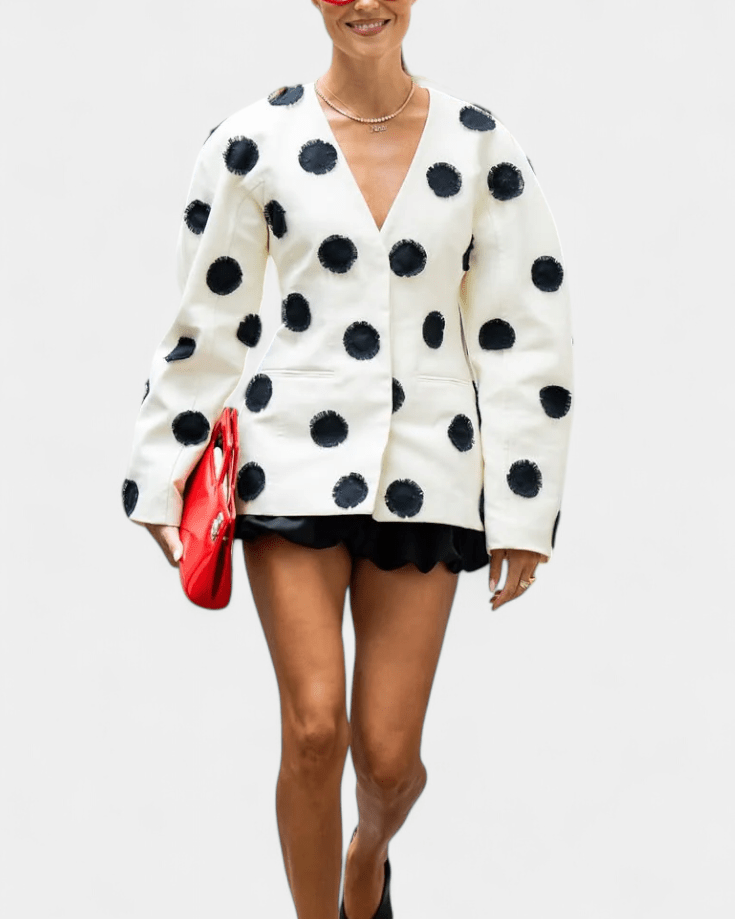 Tekstureret hvid kvindejakke med V-hals for komfortabel og elegant stil. Ideel til fashion.