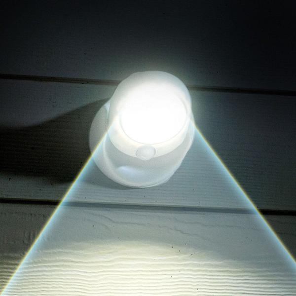 Energieffektiv LED-lampe med bevægelsessensor, ideel som automatisk gang- og skabslys indendørs.