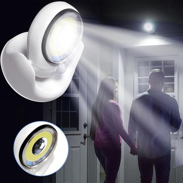 Stilren hvid LED-lampe med bevægelsessensor for sikker og automatisk indendørs belysning.