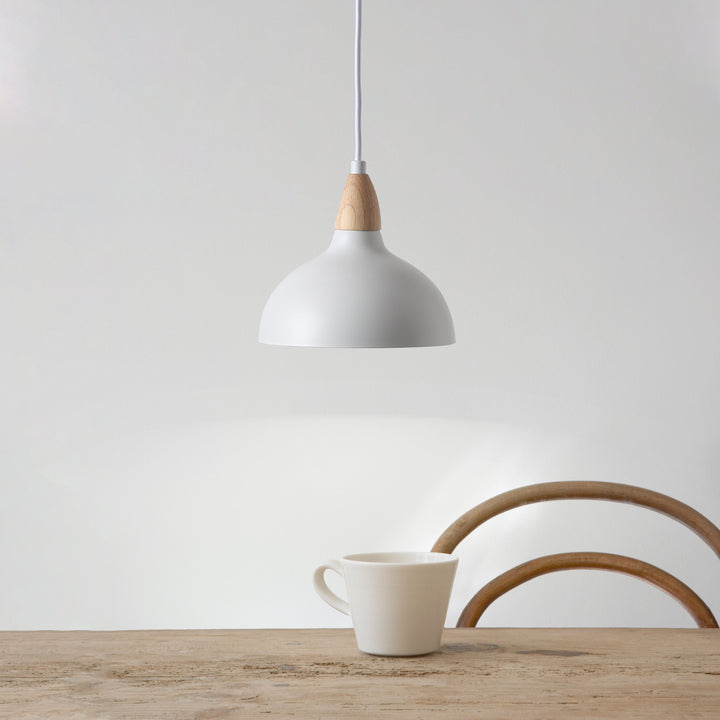 "Hvid Oak pendel lampeskærm Ø19 med minimalistisk design og naturlige trædetaljer til moderne hjem"