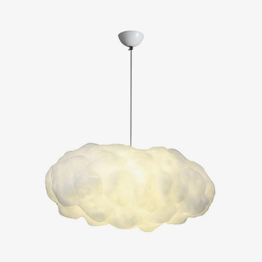 Hvid skyformet LED pendellampe. Moderne loftslampe skaber drømmende stemning i stuen.