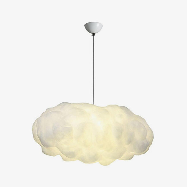 Hvid skyformet LED pendellampe. Moderne loftslampe skaber drømmende stemning i stuen.
