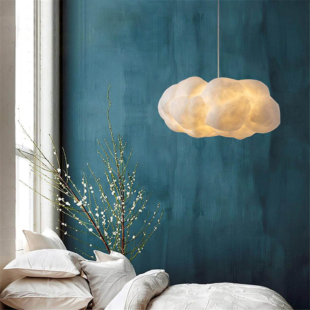 Indendørs designerlampe: blød skyformet pendel med varmt LED lys for hyggelig belysning.