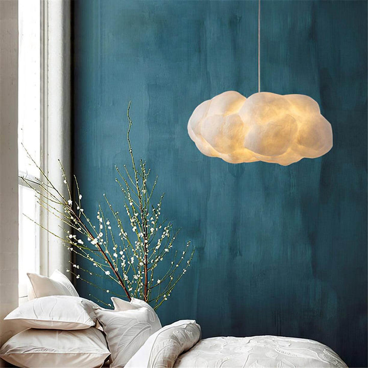 Indendørs designerlampe: blød skyformet pendel med varmt LED lys for hyggelig belysning.