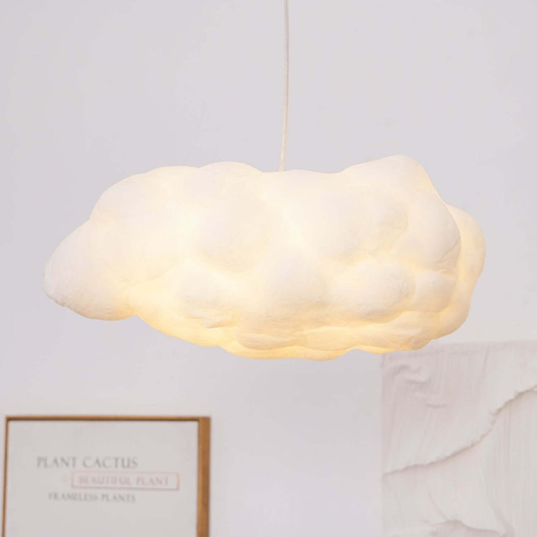 Moderne loftlampe: skyformet LED pendellampe der giver stemningslys og elegant design.