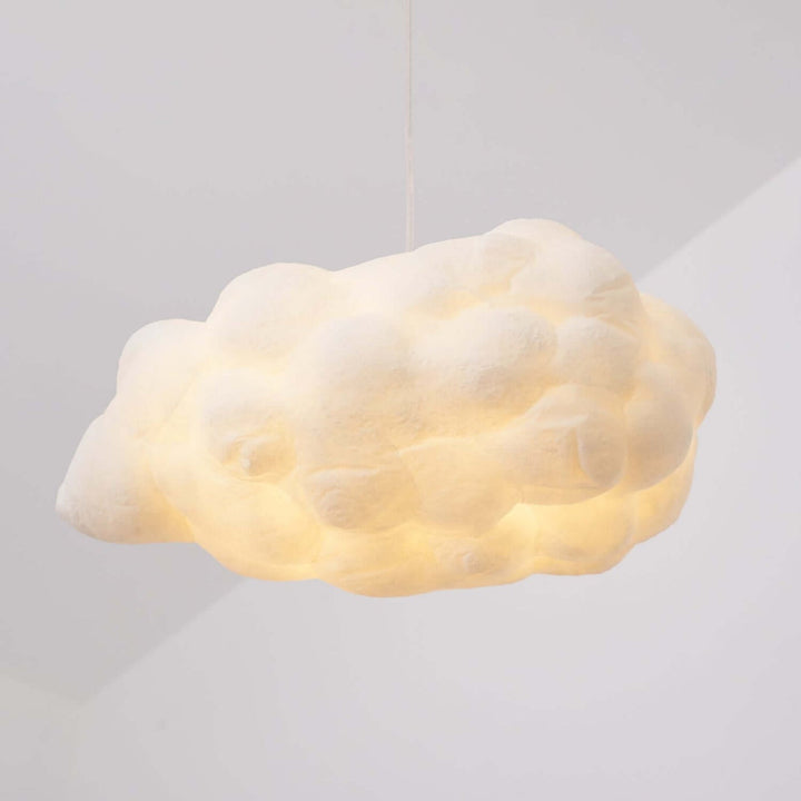 Hvid LED pendellampe i skyform. Ideel loftslampe til både stue og børneværelse.