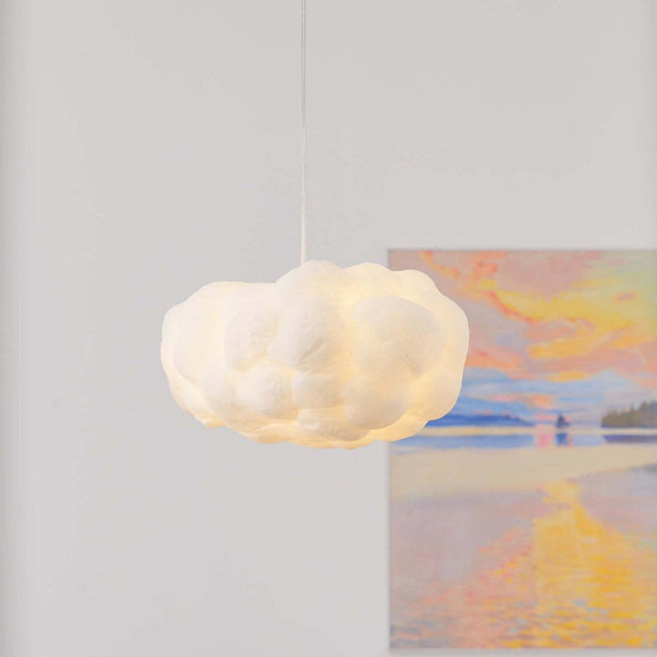 Minimalistisk pendellampe i hvidt sky-design. LED-lampe giver blødt, dekorativt lys.