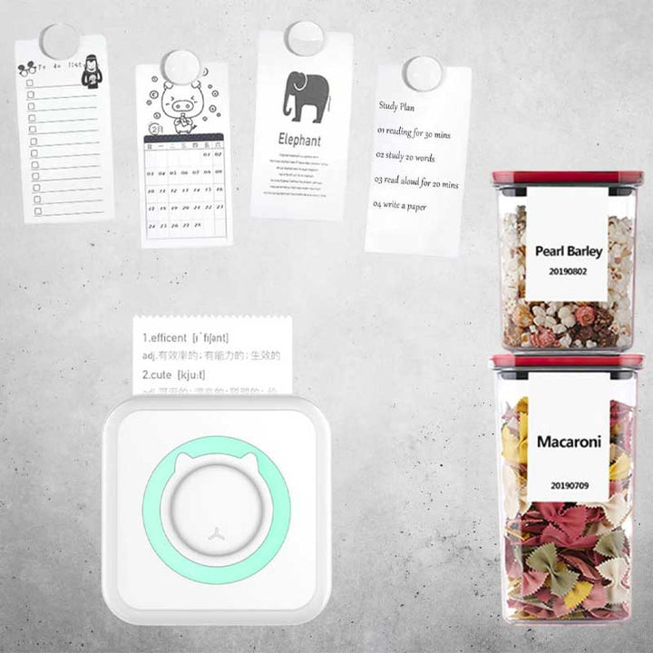 Nærbillede af en trådløs smartphone printer, der udskriver små klistermærke fotoudskrifter; nem kreativitet.