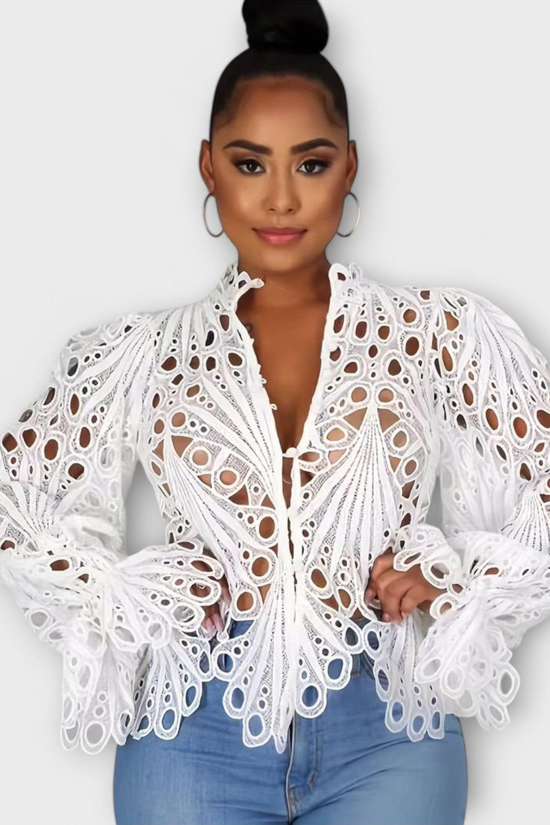 Hvid transparent blondebluse til kvinder med detaljeret mønster, elegant og feminin.