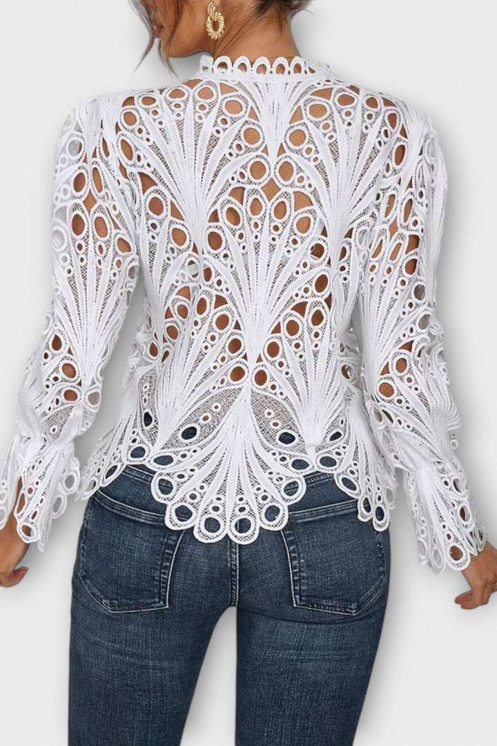 Damebluse i hvid blonde med intrikat mønster og et moderne transparent design.