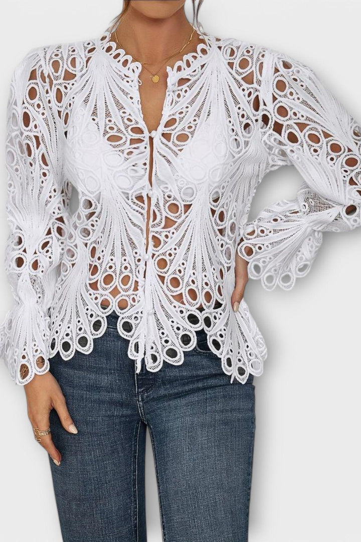 Elegant hvid damebluse i blonde med transparent effekt og fine mønsterdetaljer.