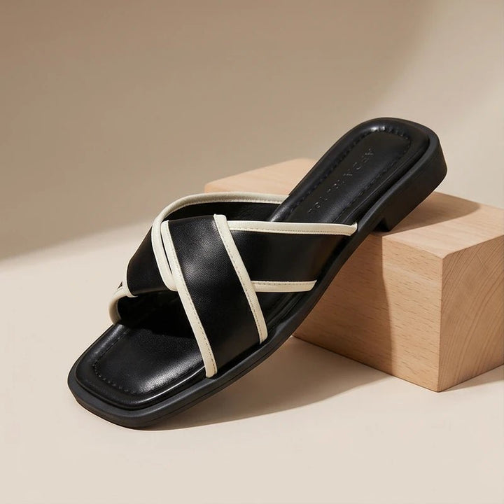 Hvide dame fisherman sandaler med krydsremme. Flade, komfortable slip-on sommersandaler til kvinder.