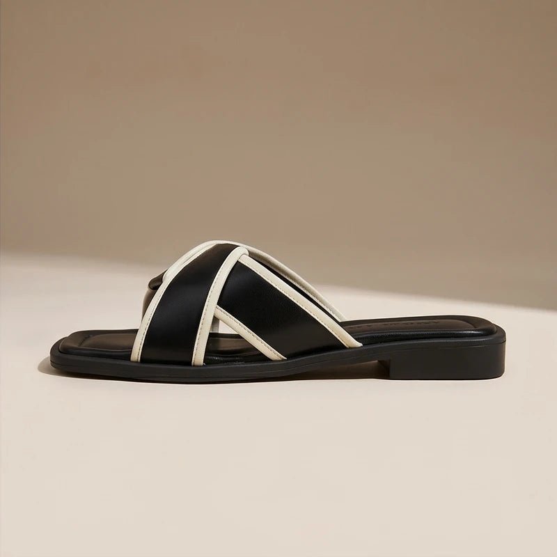 Sorte flade dame fisherman sandaler med krydsremme. Komfortable slip-on sommersko, ideelle til strand.