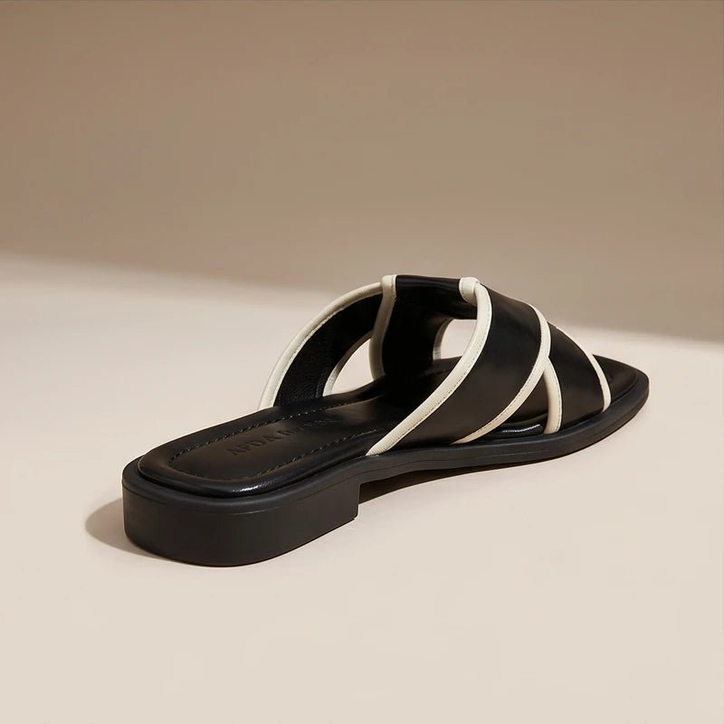 Komfortable slip-on dame sandaler i hvid. Flade fisherman design med krydsremme, perfekt som sommerfodtøj.
