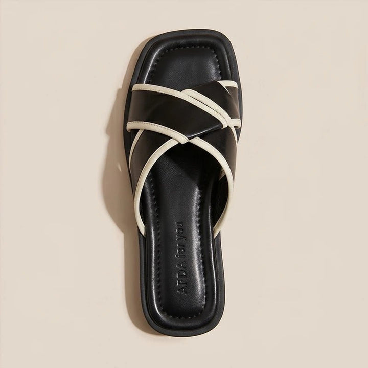Stilfulde sorte dame sommersandaler. Flade fisherman sandaler med krydsremme og nem slip-on funktion.