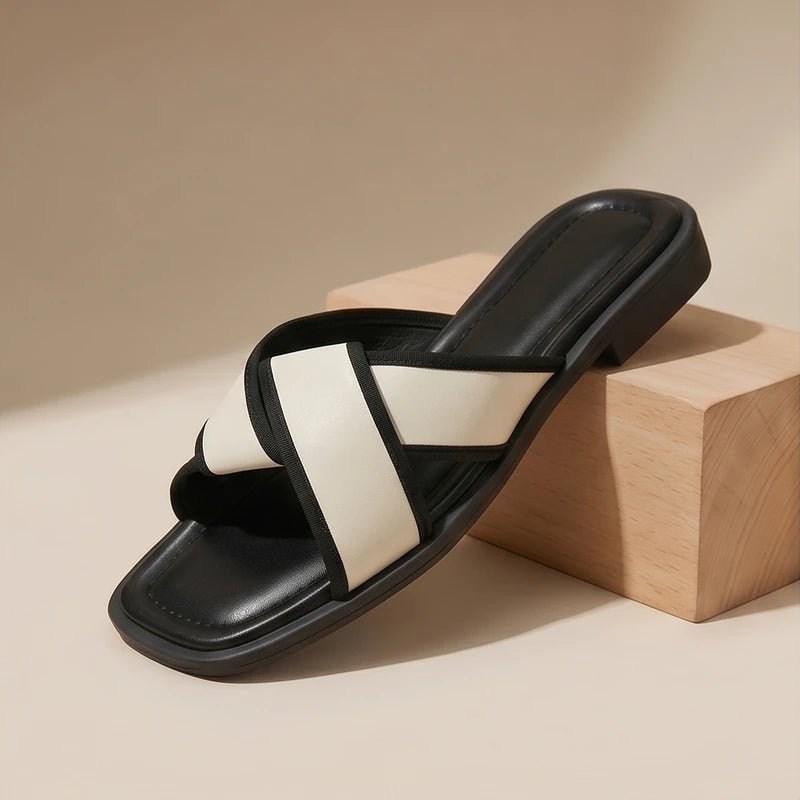 Hvide dame krydsremme sandaler. Komfortable flade slip-on fisherman sandaler til sommer og strandbrug.