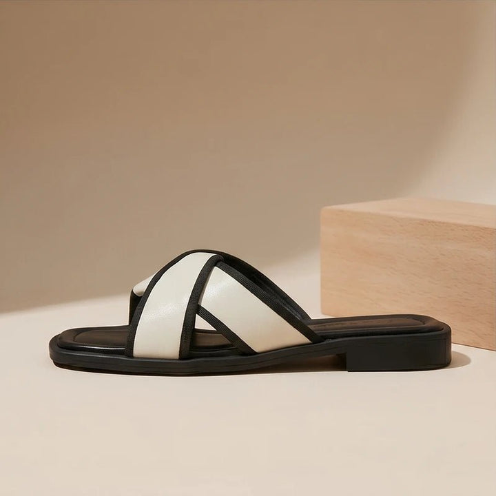 Alsidige flade sorte slip-on sandaler til kvinder. Fisherman stil med krydsremme, perfekt sommersandaler.