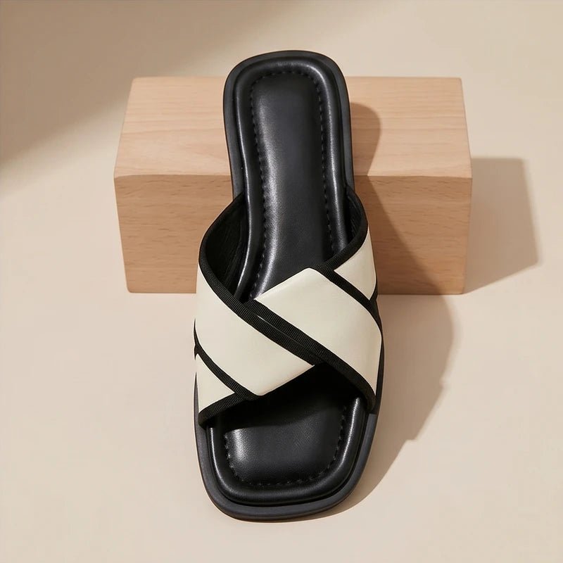 Dame fisherman slip-on sandaler i hvid. Flade, komfortable med krydsremme, ideelle som sommerfodtøj til stranden.