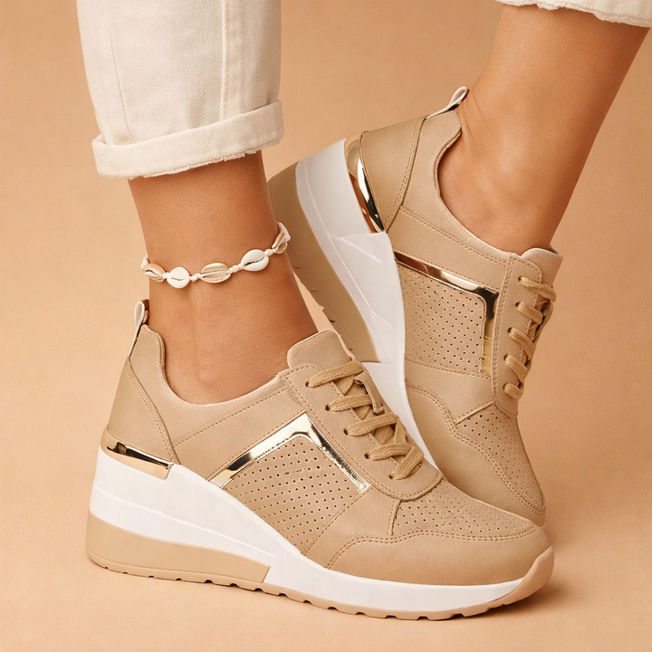 Guld platform sneakers. Moderne, høje hverdagssko til kvinder der kombinerer stil med uovertruffen komfort.