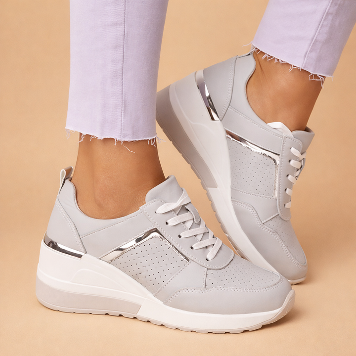 Beige platform sneakers til damer. Stilfulde, komfortable høje sko perfekte til et moderne hverdagsslook.